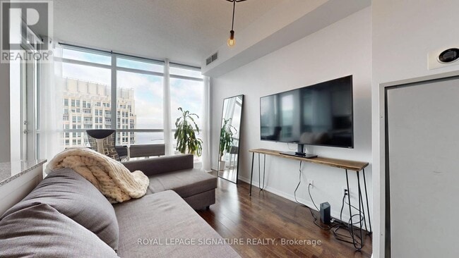 215 Fort York Blvd in Toronto, ON - Building Photo - Building Photo