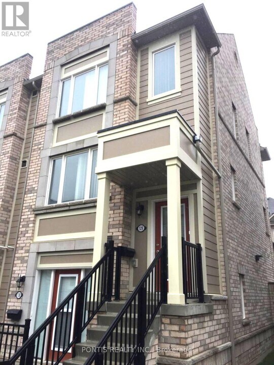 1-121 Beckenrose Ct in Brampton, ON - Building Photo