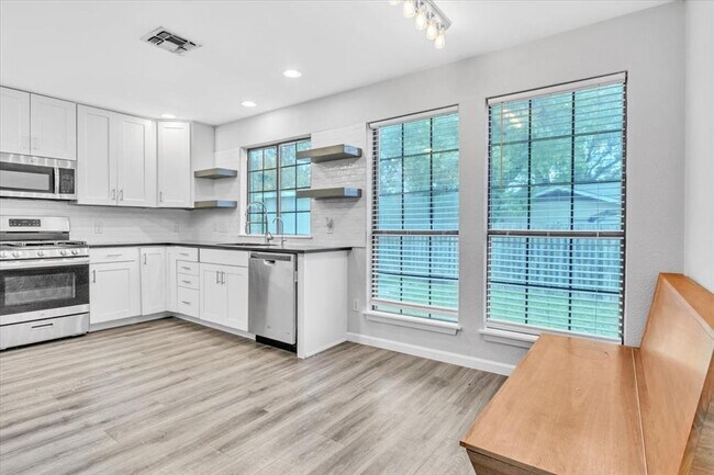 6100 Woodhue Dr in Austin, TX - Building Photo - Building Photo