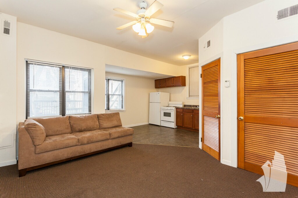 2254 N Southport Ave, Unit 1 in Chicago, IL - Building Photo