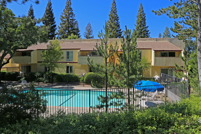 Country Club Garden Apartments in Cameron Park, CA - Building Photo - Building Photo