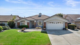 11115 Lakewood Ct in Bakersfield, CA - Building Photo