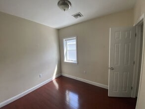 191 Everett St, Unit 3 in Boston, MA - Foto de edificio - Building Photo