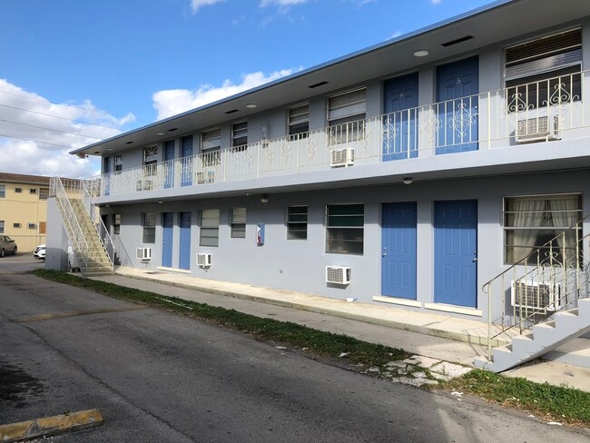 1135 W 28th St in Hialeah, FL - Building Photo - Building Photo