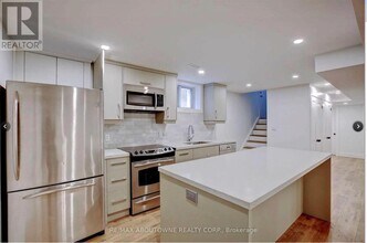 136 Westside Dr in Oakville, ON - Building Photo - Building Photo