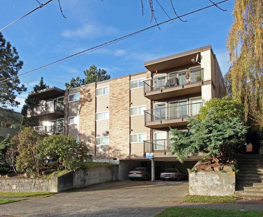 Whitman Apartments in Seattle, WA - Building Photo