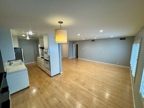 1250 N Kings Rd, Unit 303 in West Hollywood, CA - Building Photo - Building Photo