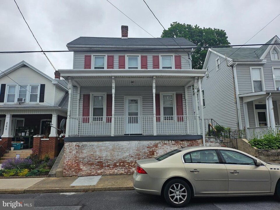 258 Ringgold St in Waynesboro, PA - Building Photo