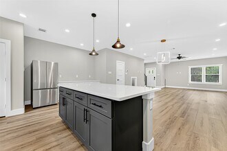 809 Avenue J Pl in Conroe, TX - Building Photo - Building Photo