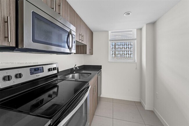 910 West Ave, Unit 1221 in Miami Beach, FL - Building Photo - Building Photo