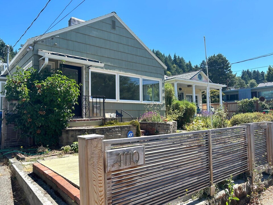 4110 Beach Dr SW in Seattle, WA - Building Photo