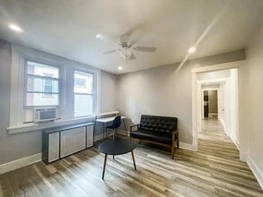 5836 Phillips Ave, Unit Apartment 1 in Pittsburgh, PA - Building Photo - Building Photo