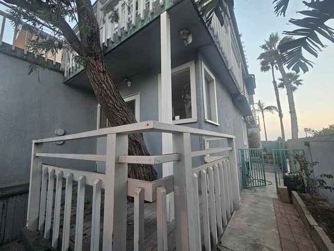 3501 Ocean Front Walk in Marina Del Rey, CA - Foto de edificio - Building Photo