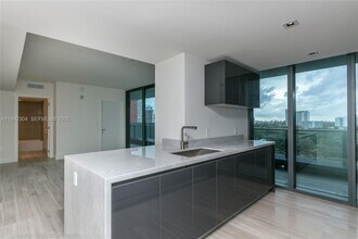 1451 Brickell Ave, Unit 905 in Miami, FL - Foto de edificio - Building Photo