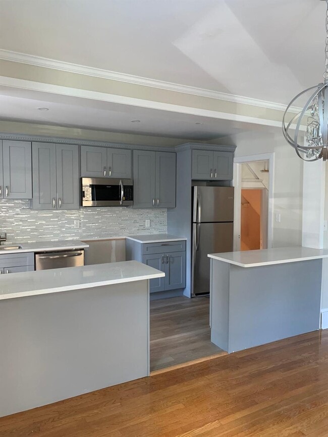 92 Clove Rd in New Rochelle, NY - Building Photo - Building Photo