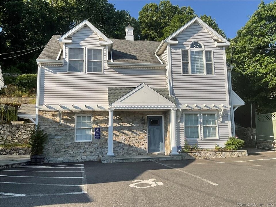 972 New Haven Rd in Naugatuck, CT - Building Photo