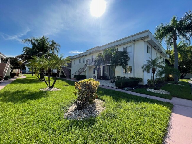 6586 Southurst Terrace in Delray Beach, FL - Foto de edificio - Building Photo