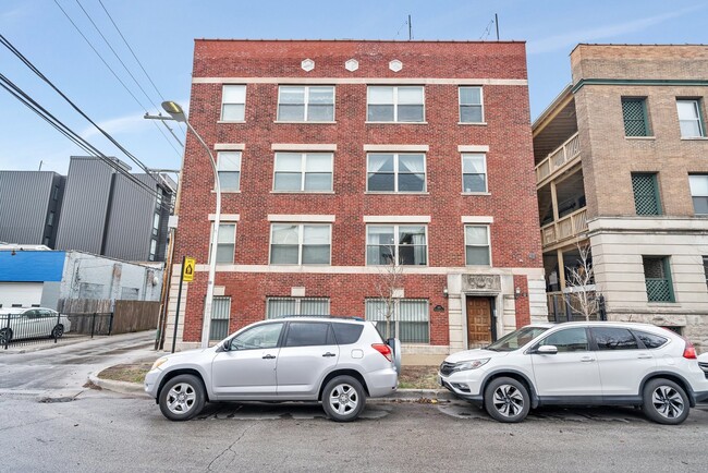 property at 1410 W Sunnyside Ave