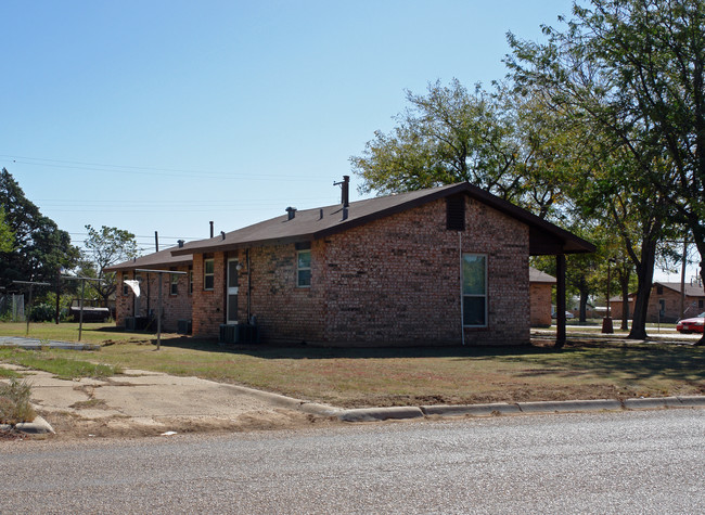 220 W 2nd St in Crosbyton, TX - Foto de edificio - Building Photo