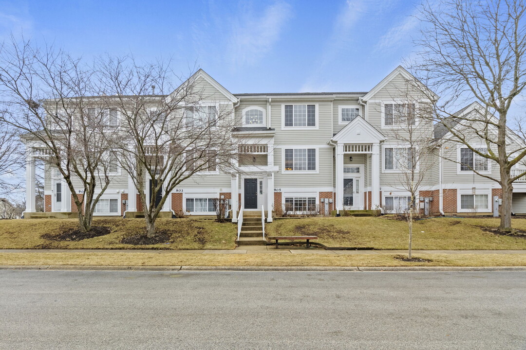 905 Mayfair Ct in Elk Grove Village, IL - Foto de edificio