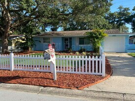 649 Jacaranda St in Dunedin, FL - Building Photo