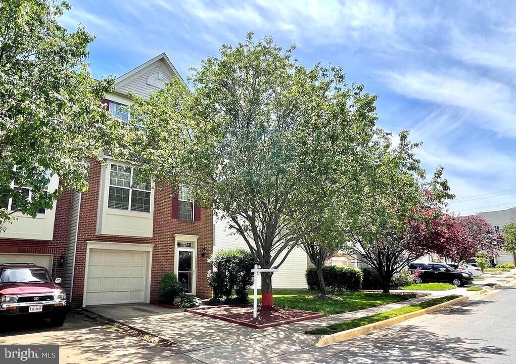 45439 Baggett Terrace in Sterling, VA - Building Photo