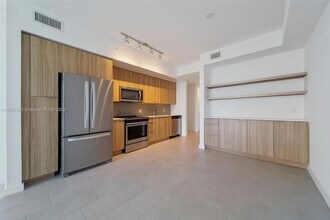 2150 N Bayshore Dr, Unit 213 in Miami, FL - Building Photo - Building Photo