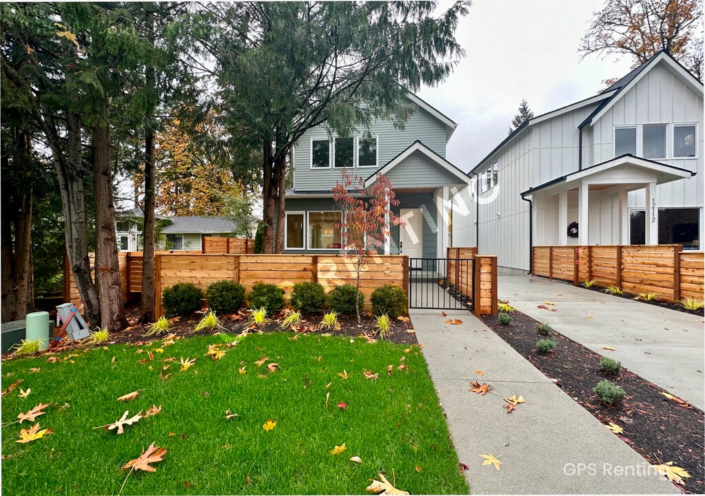 12110 NE 108th St in Kirkland, WA - Building Photo