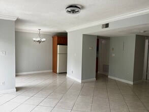 8149 Lagos De Campo Blvd in Tamarac, FL - Foto de edificio - Building Photo