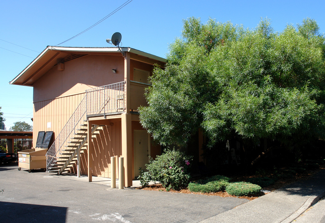 560 Dexter St in Santa Rosa, CA - Building Photo