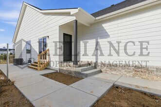 5247 N Pinecrest Ct in Bel Aire, KS - Building Photo - Building Photo