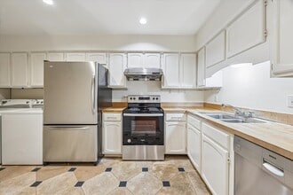 453 N Post Oak Ln in Houston, TX - Building Photo - Building Photo