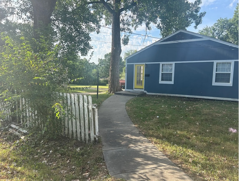 803 E Wall St in Harrisonville, MO - Building Photo