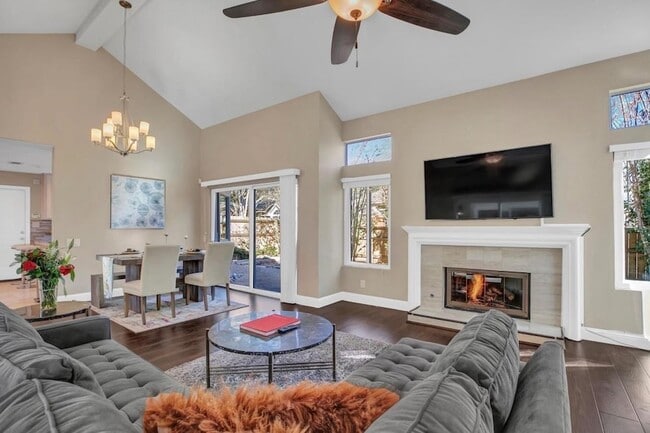 5915 Smoke Glass Trail in Dallas, TX - Building Photo - Building Photo