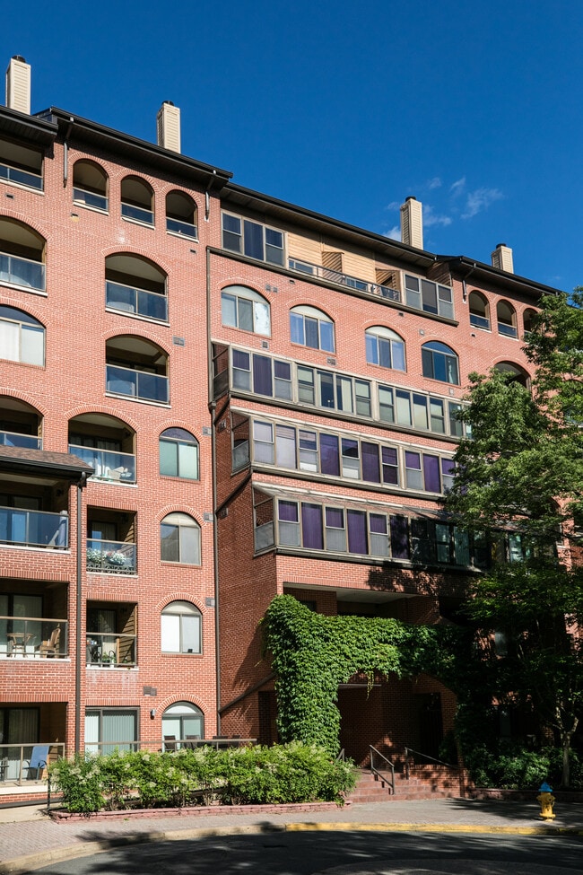 1029 N Stuart St, Unit 315 in Arlington, VA - Foto de edificio - Building Photo