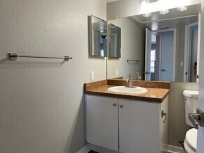 345 Lakepointe Dr, Unit 204 in Altamonte Springs, FL - Foto de edificio - Building Photo