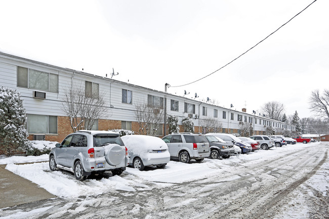 Utica Park Apartments in Utica, MI - Building Photo - Building Photo