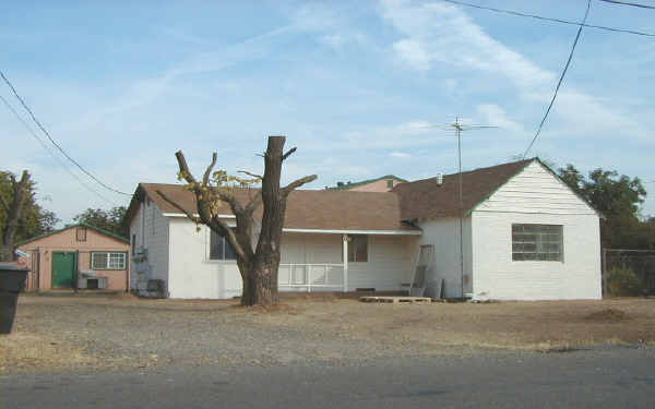 6045 Pomegranate Ave in Sacramento, CA - Foto de edificio