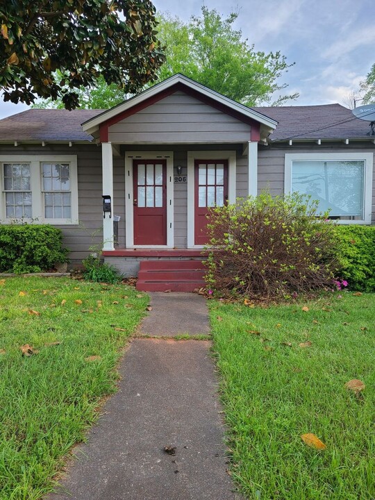 205 Wettermark St in Nacogdoches, TX - Building Photo