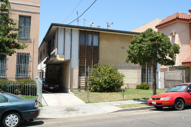 2845 Francis Ave in Los Angeles, CA - Foto de edificio - Building Photo
