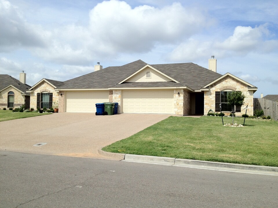 613 Park Wood Circle in Hewitt, TX - Building Photo