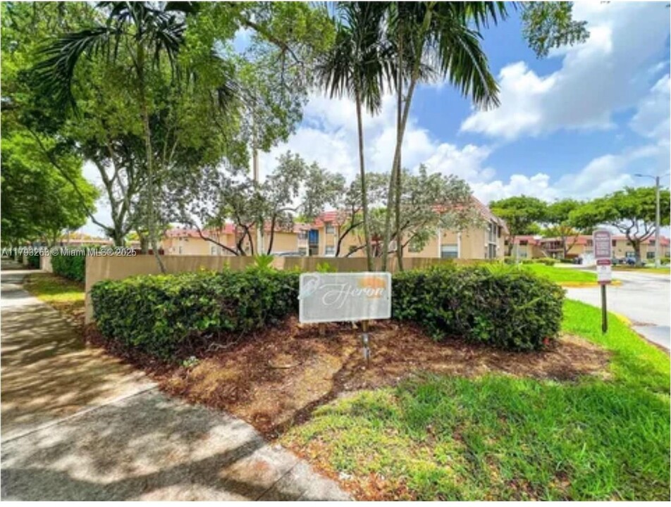14863 SW 104th St in Miami, FL - Building Photo