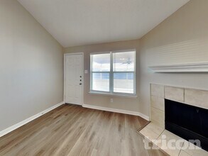 923 McKavett Dr in Burleson, TX - Foto de edificio - Building Photo