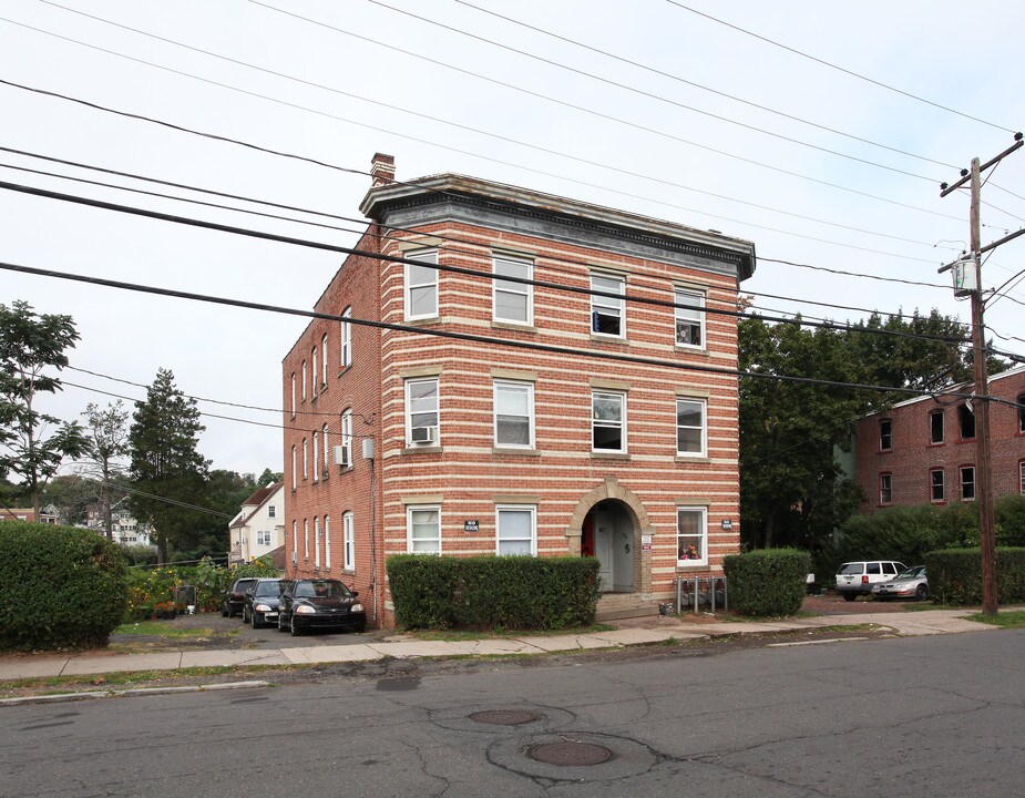 126 Oak St in New Britain, CT - Building Photo