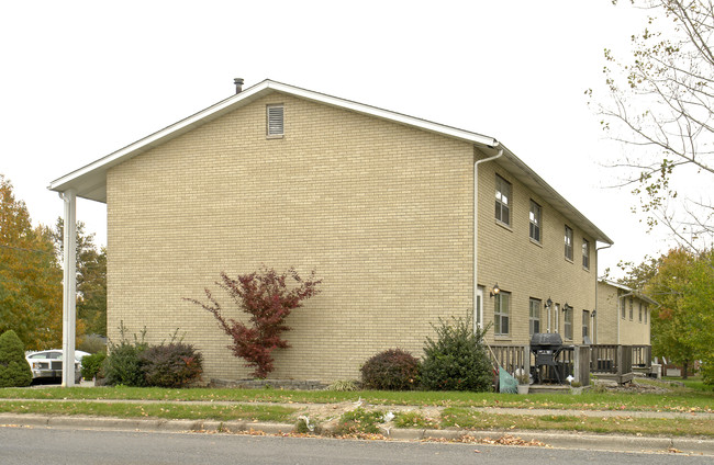 104 E Clay St in Troy, IL - Foto de edificio - Building Photo