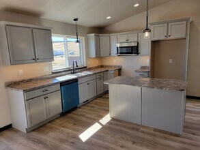 5633 Coal Bank Dr in Rapid City, SD - Building Photo - Building Photo