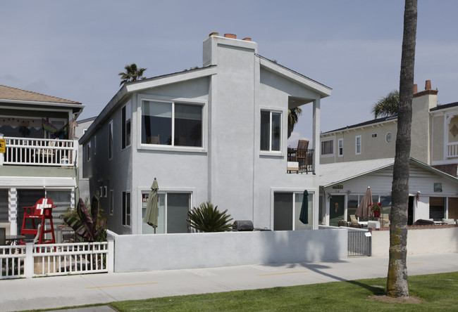 916 E Oceanfront in Newport Beach, CA - Foto de edificio - Building Photo