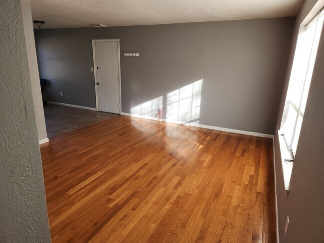 1825 W Boris Dr in Columbia, MO - Foto de edificio - Building Photo