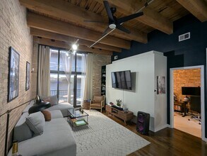 300 W Grand Ave, Unit 210 in Chicago, IL - Building Photo - Building Photo