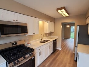 1355 Dunham Ct in Geneva, IL - Building Photo - Building Photo